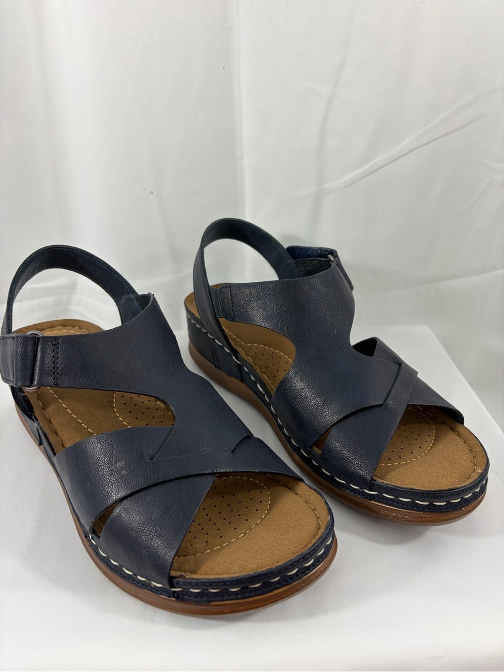 NWT Easy Street Women's Size 8.5 Navy Blue Cross-Strap Comfort Sandals